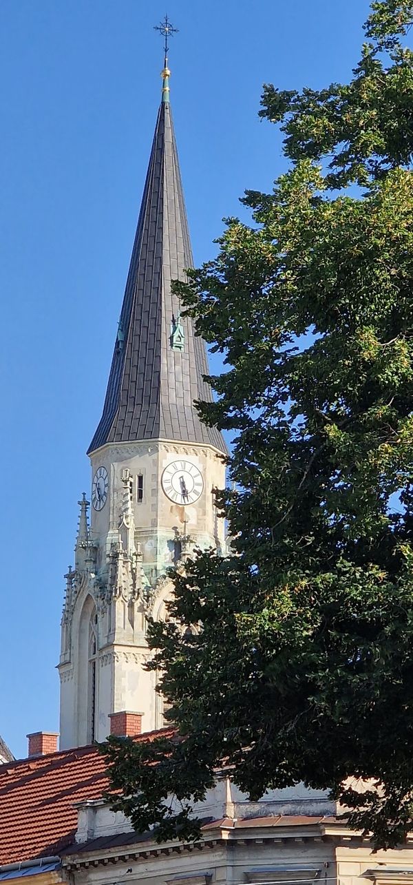 Bewundern Sie die gotische Schönheit der Stadtpfarrkirche