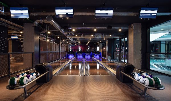 Bowling, Karaoke & Retro-Spaß in Einem