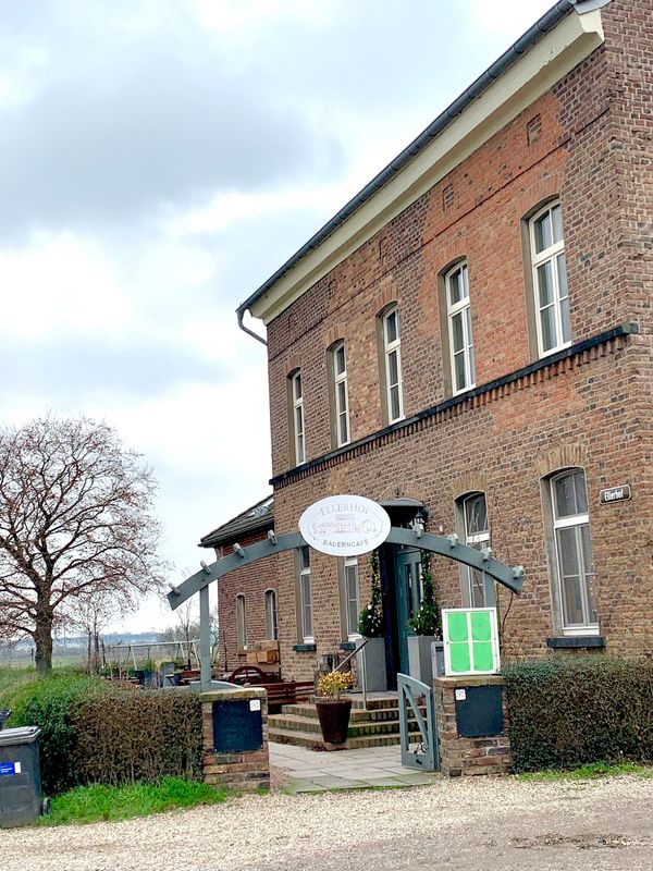 Gemütliches Bauerncafé mit Kuchen