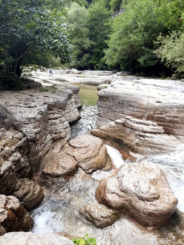 Zu majestätischen Wasserfällen wandern