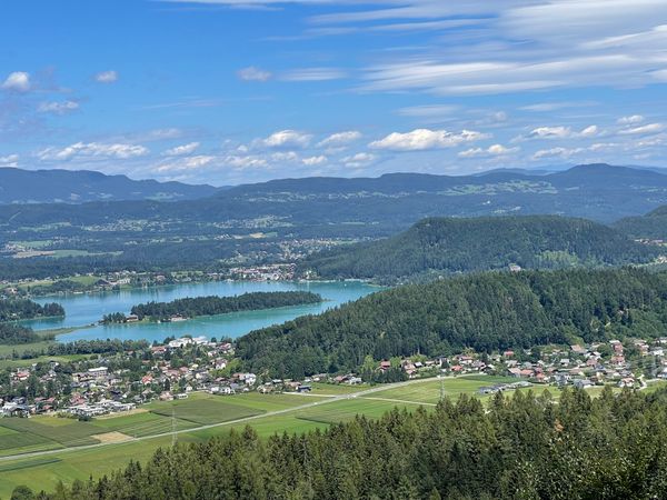Kristallklares Wasser trifft auf Bergpanorama