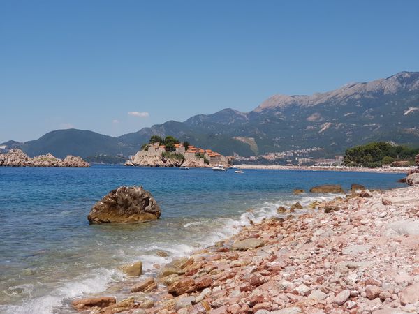 Rote Felsen und türkises Wasser