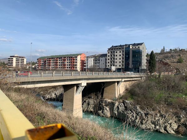 Mittagessen mit Blick auf den Fluss Moraca