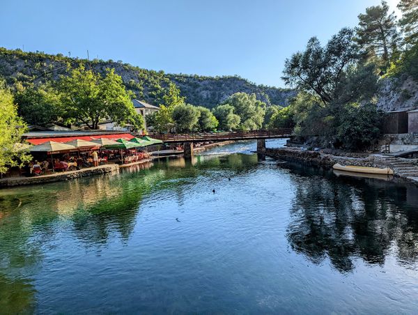 Kristallklares Quellwasser in malerischer Kulisse