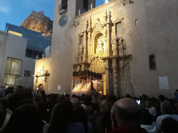 Bewundern Sie Alicantes älteste Kirche