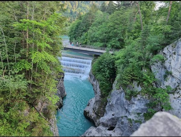 Naturgewalt hautnah am beeindruckenden Wasserfall