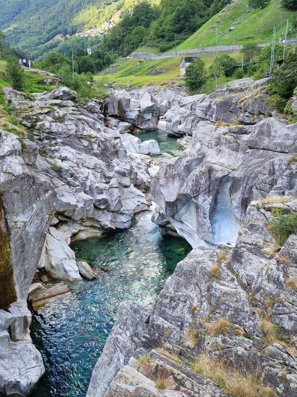 Kristallklares Wasser im Verzasca Tal