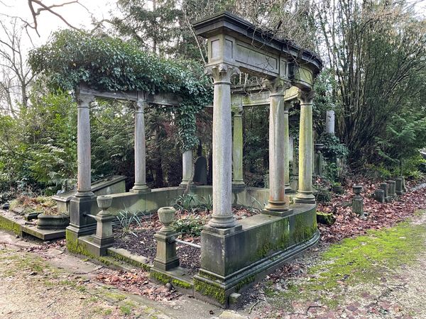 Natur übernimmt historischen Friedhof