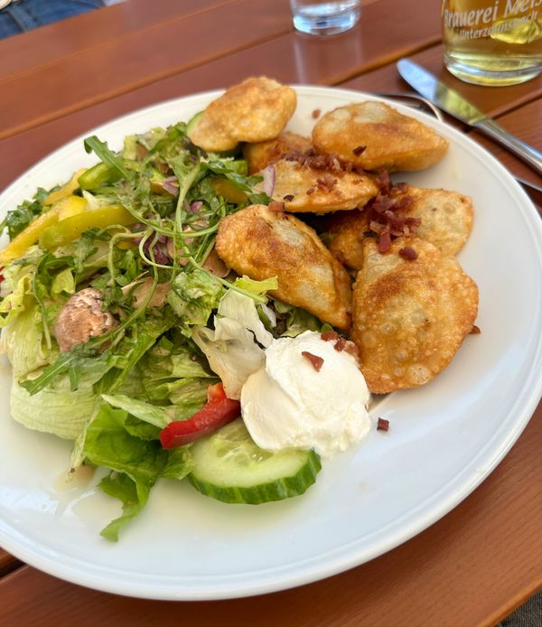 Biergartenidylle auf der Burgmauer