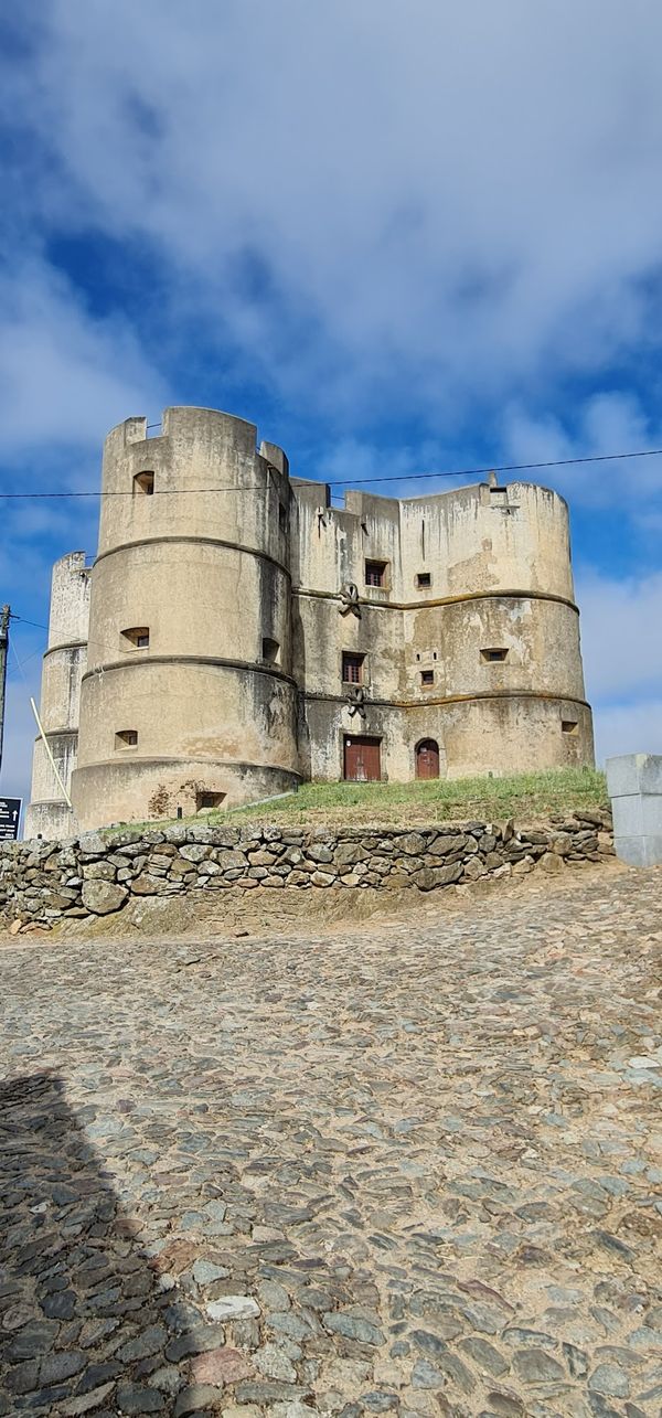 Verträumtes Dorf mit imposanter Burg