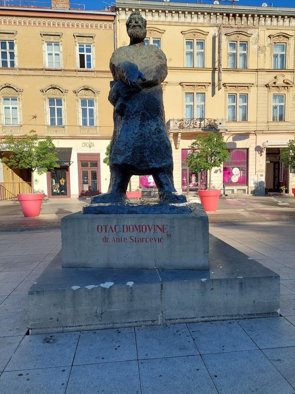 Historischer Platz im Herzen Osijeks