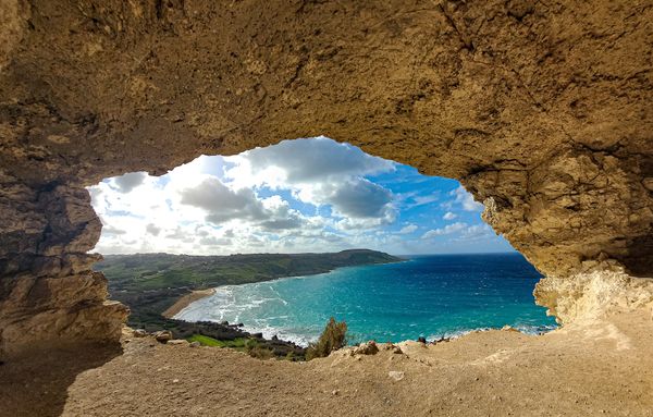 Höhlenblick auf Ramla Bay