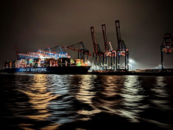 Schwimmende Disko auf der Elbe