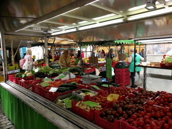 Frische Leckereien und historisches Flair beim Wochenmarkt