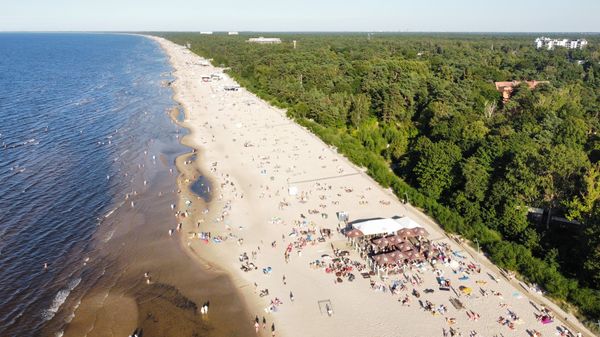 Sonnenbaden am goldenen Strand