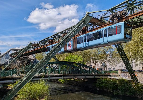 Einzigartige Fahrt über die Wupper