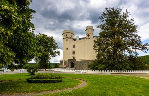 Mittelalterliches Schloss am Fluss