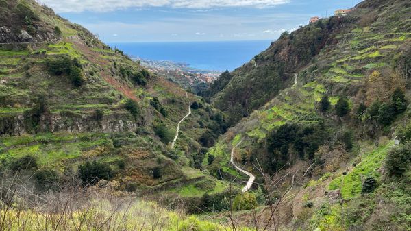 Malerische Wanderwege entlang historischer Bewässerungskanäle