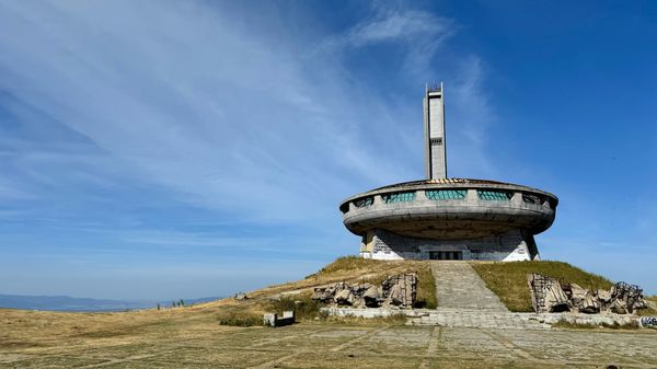 Erkunde das UFO der Kommunisten