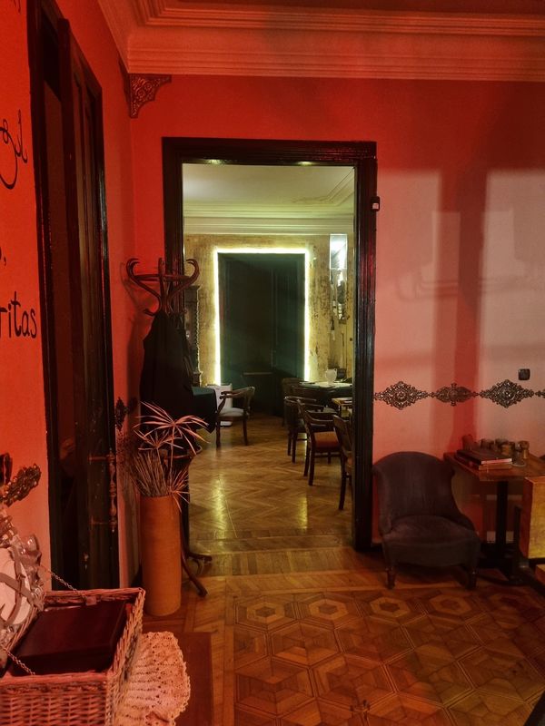 Moderne georgische Küche in elegantem Ambiente