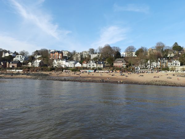 Sand und Wellenrauschen in der Stadt