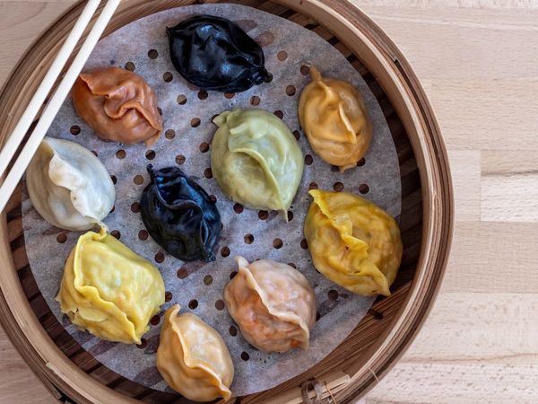 Vielfältige Dumplings und asiatische Snacks