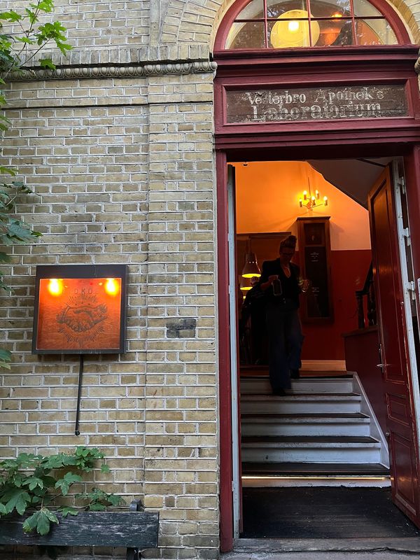 Versteckte Bar in einem alten Gebäude