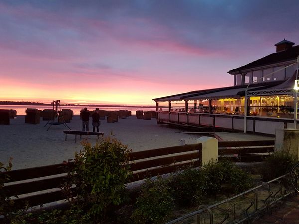 Tapas und Cocktails am Strand