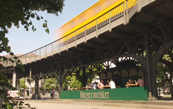 Kultige Burger unter der U-Bahn