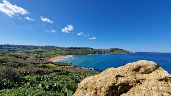 Höhlenblick auf Ramla Bay