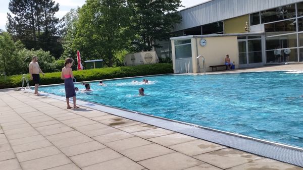 Schwimme in echtem Ostseewasser
