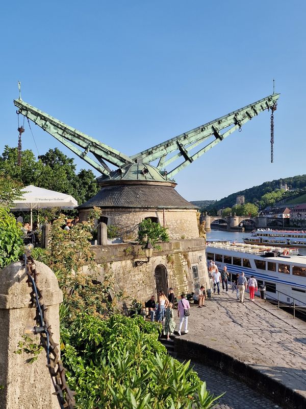 Lebendige Stimmung am Ufer des Mains