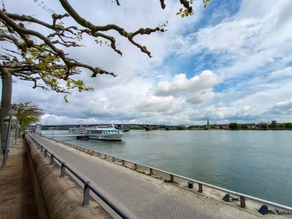 Genieße einen Spaziergang am Rheinufer