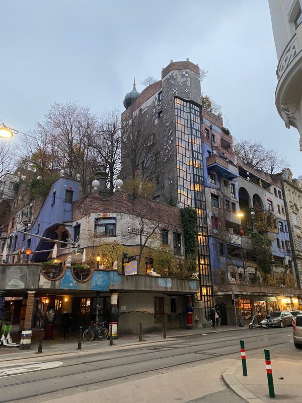 Farbenfrohe Wohnfantasie und grüne Oase in der Stadt