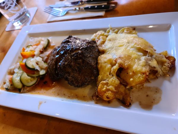 Traditionelle deutsche Küche mit lokalem Bier