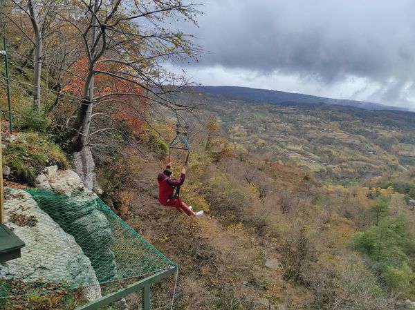 Zu majestätischen Wasserfällen wandern