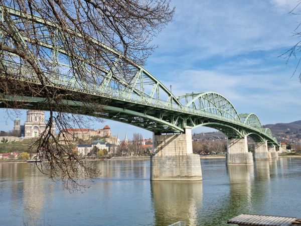 Spaziergang über die historische Brücke