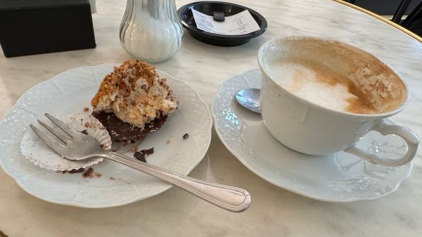 Französisches Café mit unwiderstehlichen Croissants