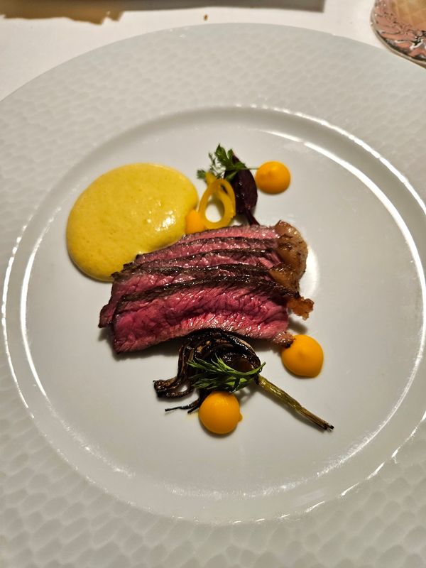 Kunstvolle Teller in Michelin-Stern Ambiente