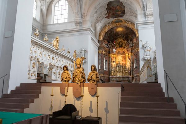 Romanische Basilika mit Kunstschätzen