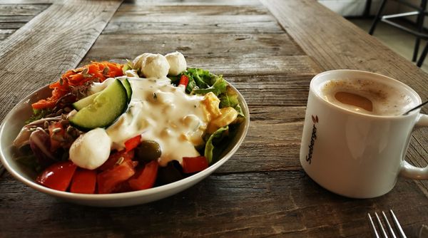 Frühstück und Mittagessen direkt am Hafen