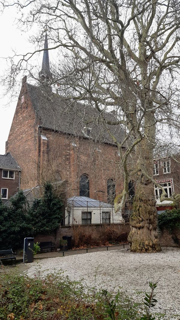 Ruhiger Hof mit alter Kapelle