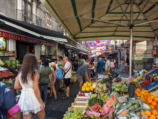 Buntes Treiben im Fischmarkt