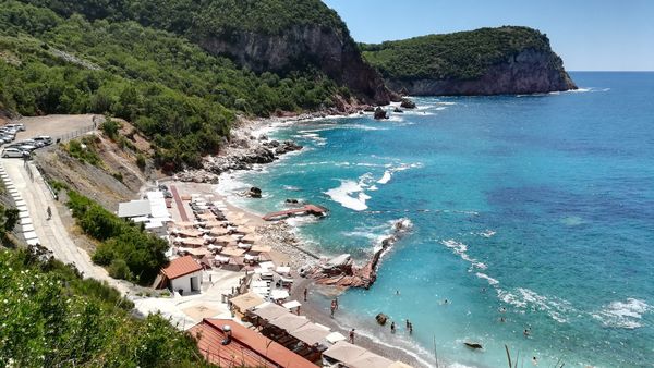 Rote Felsen und türkises Wasser