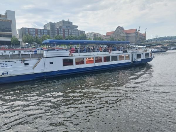 Romantischer Spaziergang entlang der beleuchteten Moldau