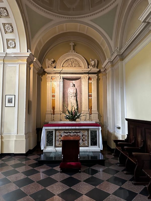 Ein Mammutknochen in der Kirche