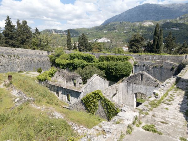 Geheimnisvolle Ruinen mit Geschichte