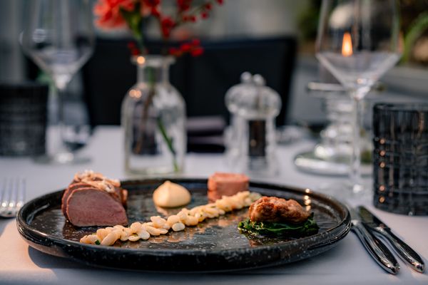 Stilvolles Hotelrestaurant mit 7-Gänge-Menü