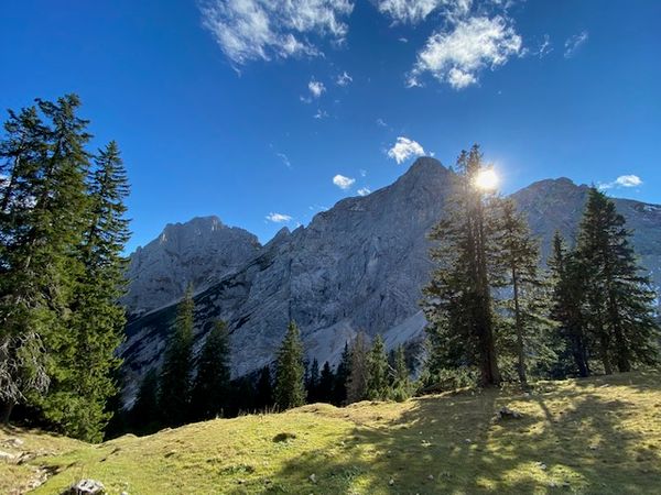 Genieße lokale Speisen mit Alpenblick