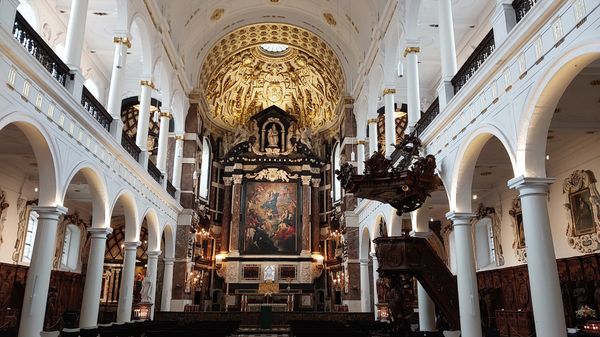 Barocke Pracht in einer Kirche